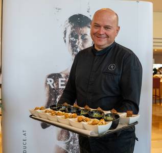 Küchenchef Andras Fuchs mit veganen Köstlichkeiten