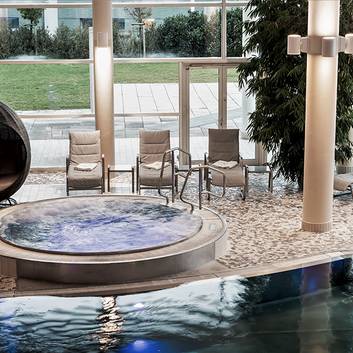 Whirlpool im REDUCE Hotel Vital